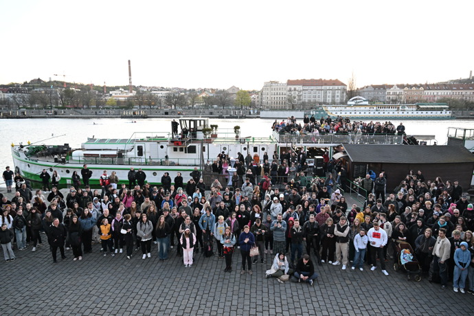 FOTO: Smutný pohled na zástupy lidí u břehu Vltavy. – stránka 14