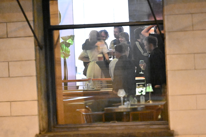 FOTO: Jakub Kohák objal oslavenkyni. – stránka 75