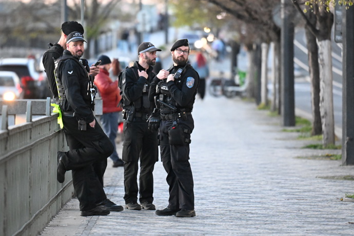 FOTO: Policisté byli k dispozici, kdyby se něco zvrtlo. – stránka 13