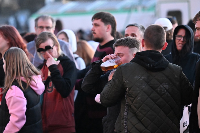 FOTO: Utěšovali ho kamarádi. – stránka 8