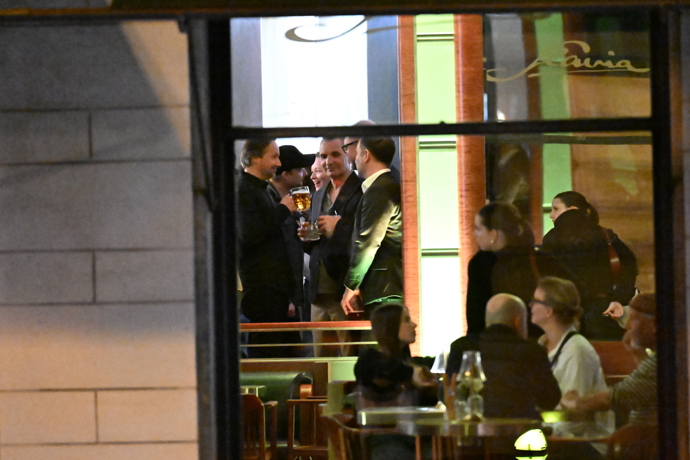 FOTO: Jiří Macháček mezi hosty. – stránka 73