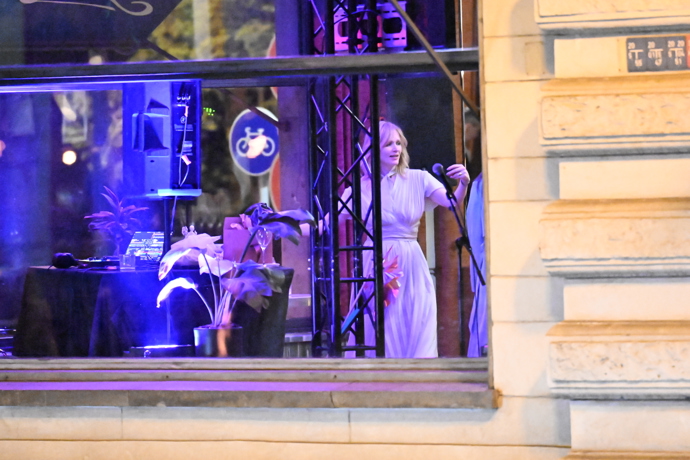 FOTO: Aňa Geislerová ve veselé náladě. – stránka 106