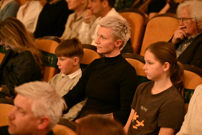 FOTO: Kateřina Březinová s dětmi v hledišti. – stránka 8