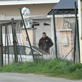 Karlos Vémola na Lelu čekal venku.