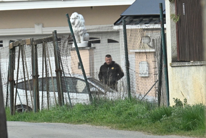 FOTO: Karlos Vémola na Lelu čekal venku. – stránka 22