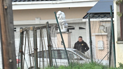 FOTO: Karlos Vémola trpělivě vyčkával než Lela zaparkuje.