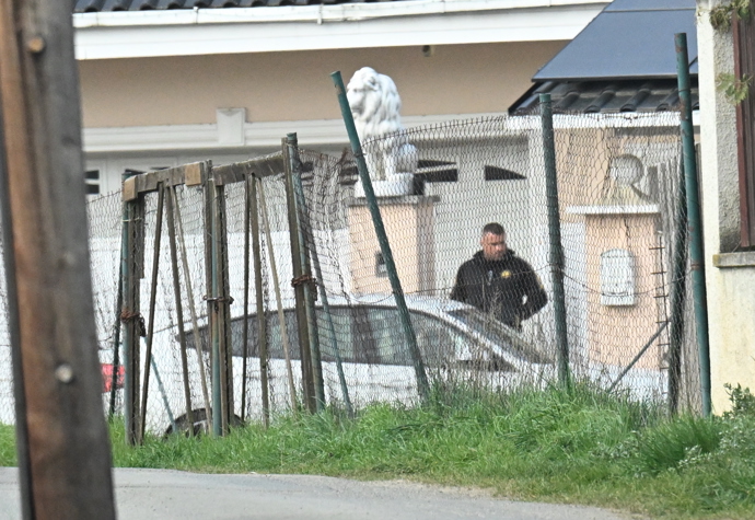 FOTO: Karlos Vémola trpělivě vyčkával než Lela zaparkuje. – stránka 21