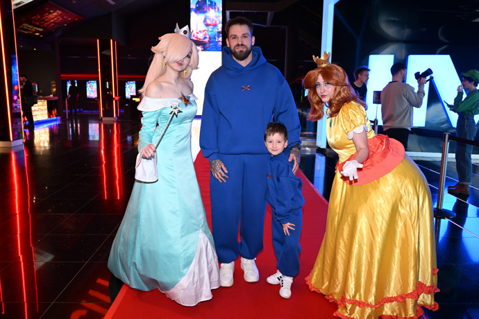 FOTO: Honza Auer měl se synem sladěný outfit. – stránka 32