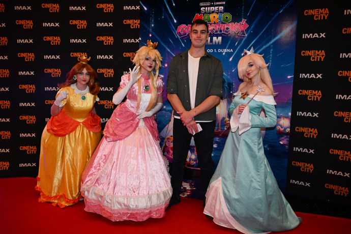 FOTO: Jan Dokládal si po Survivoru dorazil užít premiéru. – stránka 31