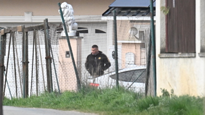 FOTO: Karlos Vémola trpělivě vyčkával než Lela zaparkuje.