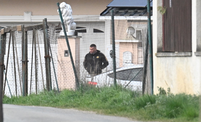 FOTO: Karlos Vémola trpělivě vyčkával než Lela zaparkuje. – stránka 20