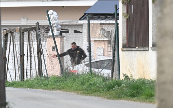 FOTO: Karlos Vémola ukazoval Lele, kde má nechat auto. – stránka 19