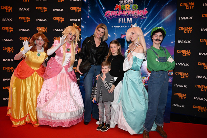 FOTO: Iveta Lutovská si na premiéru Super Maria vyrazila s dětmi. – stránka 29