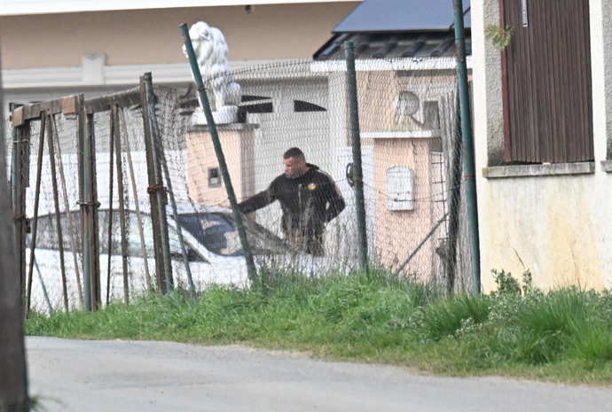 FOTO: Karlos Vémola ukazoval Lele, kde má nechat auto. – stránka 18