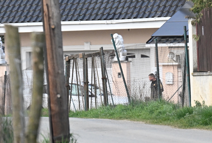 FOTO: Karlos Vémola na Lelu čekal venku. – stránka 14