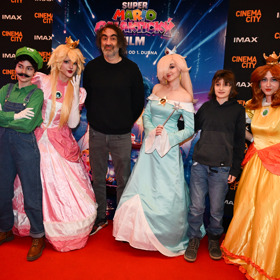 Jakub Kohak dorazil na premiéru filmu Super Mario se synem.