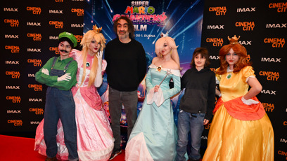 FOTO: Jakub Kohak dorazil na premiéru filmu Super Mario se synem.