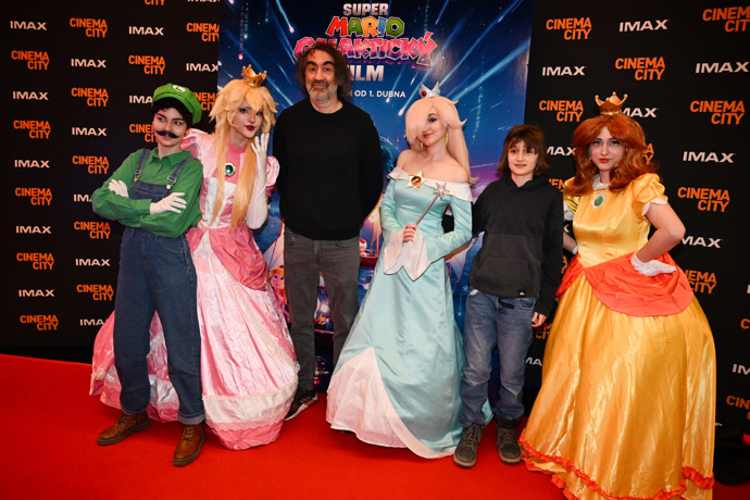 FOTO: Jakub Kohak dorazil na premiéru filmu Super Mario se synem. – stránka 23