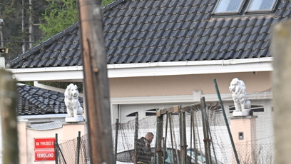 FOTO: Karlos Vémola šel do auta pro nejmladšího člena rodiny.