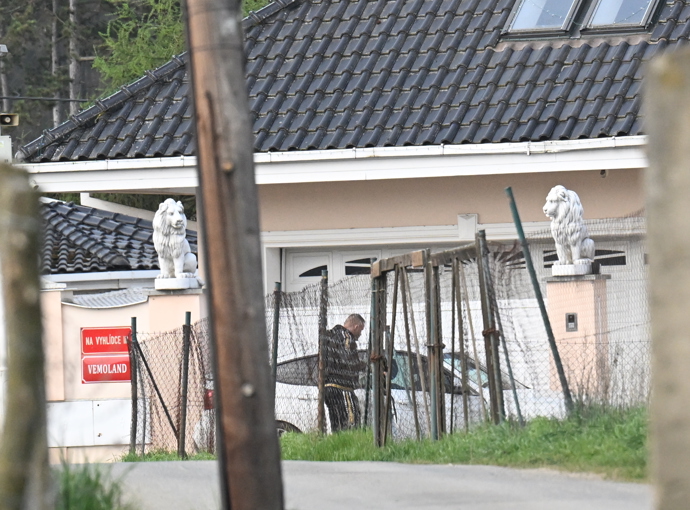 FOTO: Karlos Vémola šel do auta pro nejmladšího člena rodiny. – stránka 17