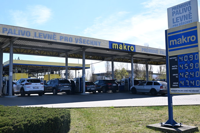 FOTO: Na čerpací stanici Makro se ceny snížily. – stránka 7