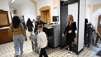 FOTO: K soudu dorazil malý synovec jako svědek.