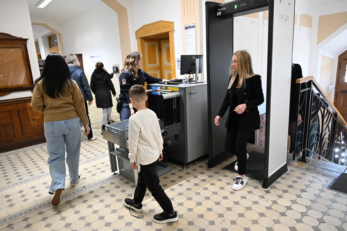 FOTO: K soudu dorazil malý synovec jako svědek. – stránka 33