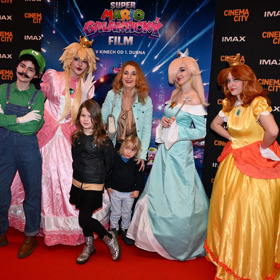 Markéta Muzikářová si dorazila film Super Mario užít s dětmi.