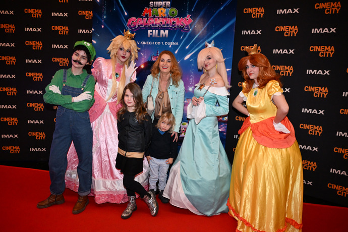 FOTO: Markéta Muzikářová si dorazila film Super Mario užít s dětmi. – stránka 13
