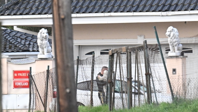 FOTO: Karlos Vémola šel do auta pro nejmladšího člena rodiny.