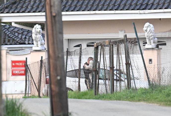 FOTO: Karlos Vémola šel do auta pro nejmladšího člena rodiny. – stránka 16