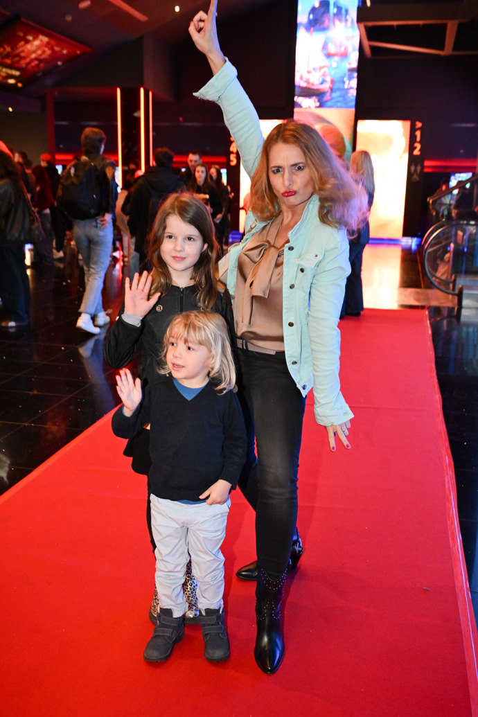 FOTO: Houslistka Markéta Muzikářová je svá. – stránka 12