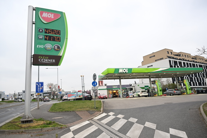 FOTO: Diesel na čerpací stanici MOL stojí 45.20 korun. – stránka 3