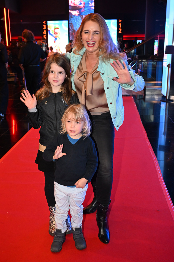 FOTO: Markéta Muzikářová  s dcerou Viktorií a synem Maxem. – stránka 10