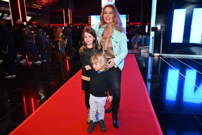 FOTO: Markéta Muzikářová dorazila v dobré náladě. – stránka 9