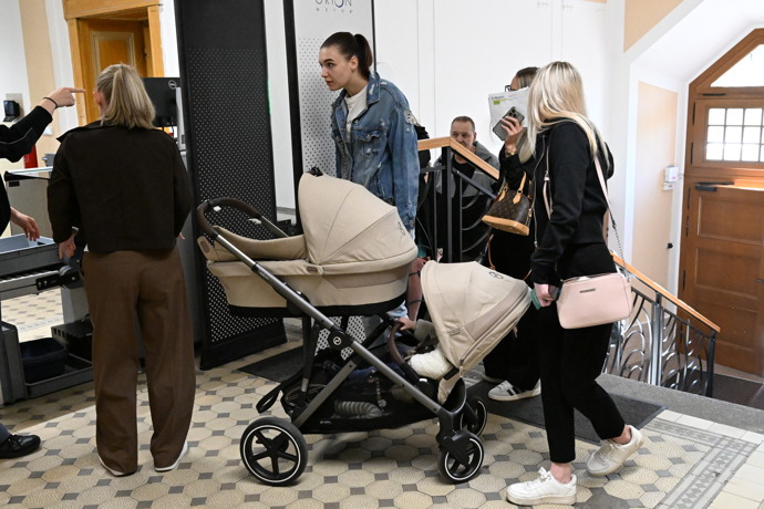 FOTO: U soudu bylo hodně dětí. – stránka 30