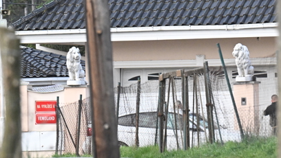 FOTO: Karlos Vémola šel do auta pro nejmladšího člena rodiny.