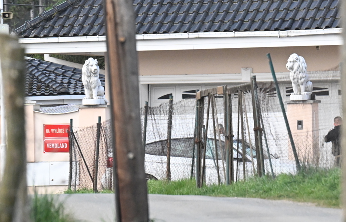 FOTO: Karlos Vémola šel do auta pro nejmladšího člena rodiny. – stránka 15