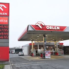 Síť Orlen přes noc skokově zdražila naftu i benzin.