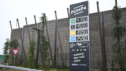 FOTO: Babišova Pumpa zvedla cenu nafty i benzinu o šedesát haléřů.