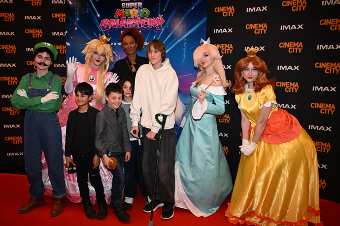 FOTO: Lejla Abbasová se svými dětmi. – stránka 8