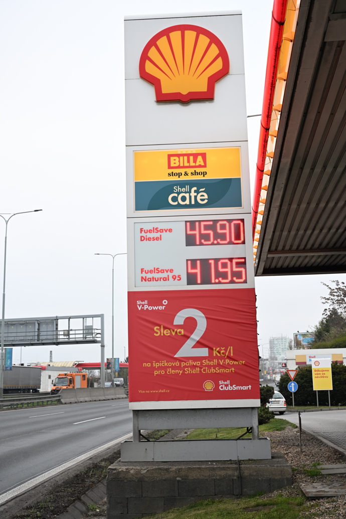 FOTO: Na stojanech Shellu svítí cenovky na absolutním vládním maximu. – stránka 2