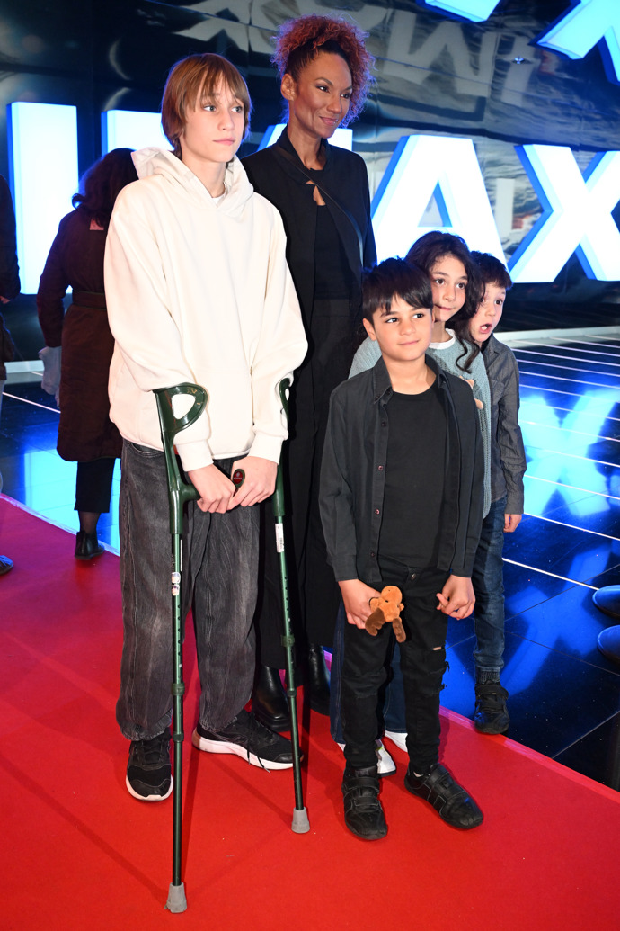 FOTO: Lejla Abbasová vyrazila premiéru filmu Super Mario s dětmi. – stránka 7