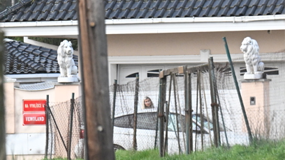 FOTO: Lela Ceterová zatím brala z auta své věci.