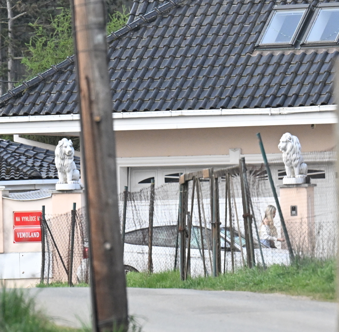 FOTO: Lela Ceterová a Karlos Vémola spolu vychází. – stránka 24