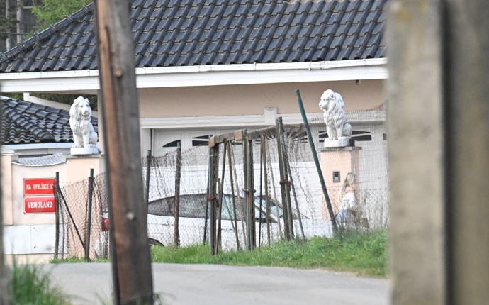 FOTO: Lela Ceterová zašla do domu. – stránka 23