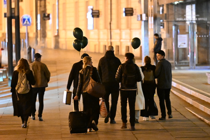 FOTO: Odchody z party. – stránka 53