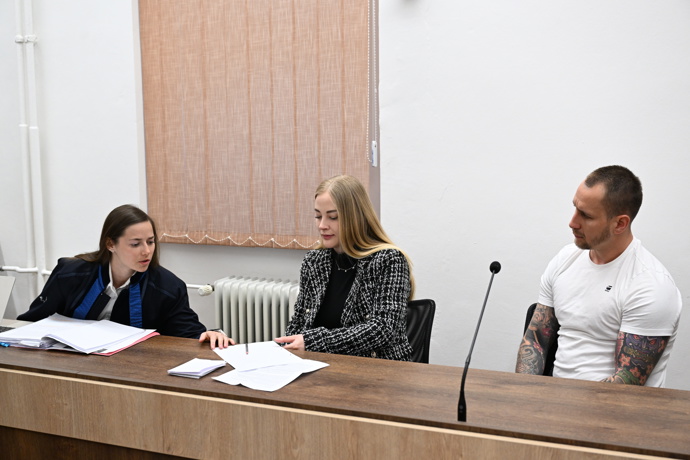 FOTO: Pár má za to, že je nevinný. – stránka 24