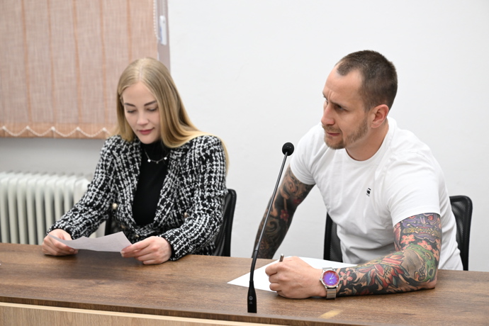 FOTO: Vladislav Trejbal odmítl vypovídat. – stránka 23