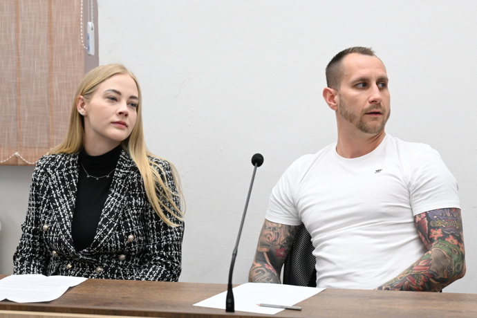 FOTO: Někdejší pár Mercedes Treyová a Vladislav Trejbal čelí obvinění za zabití jezevčíka. – stránka 22